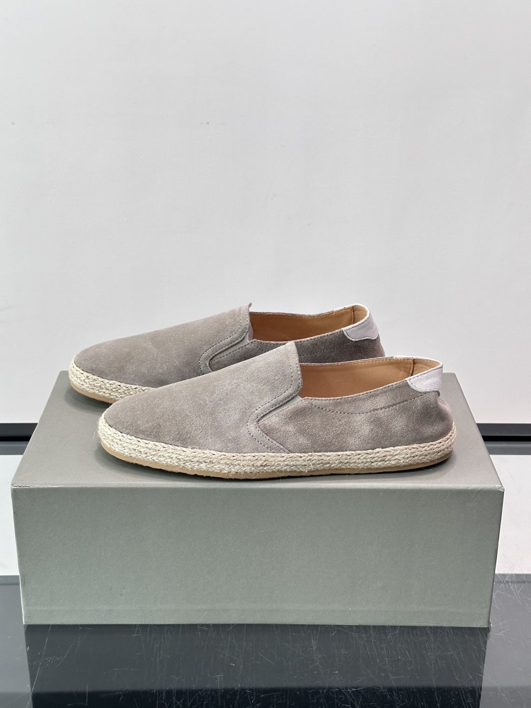 Brunello Cucinelli麂皮渔夫鞋EsPadrilles。翻毛皮鞋面搭配草编底,一脚蹬的穆勒鞋款式。鞋垫上有 Brunello Cucinelli麂皮渔夫鞋EsPadrilles。翻毛皮鞋面搭配草编底,一脚蹬的穆勒鞋款式。鞋垫上有