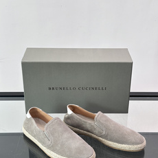 Brunello Cucinelli麂皮渔夫鞋EsPadrilles。翻毛皮鞋面搭配草编底,一脚蹬的穆勒鞋款式。鞋垫上有 Brunello Cucinelli麂皮渔夫鞋EsPadrilles。翻毛皮鞋面搭配草编底,一脚蹬的穆勒鞋款式。鞋垫上有