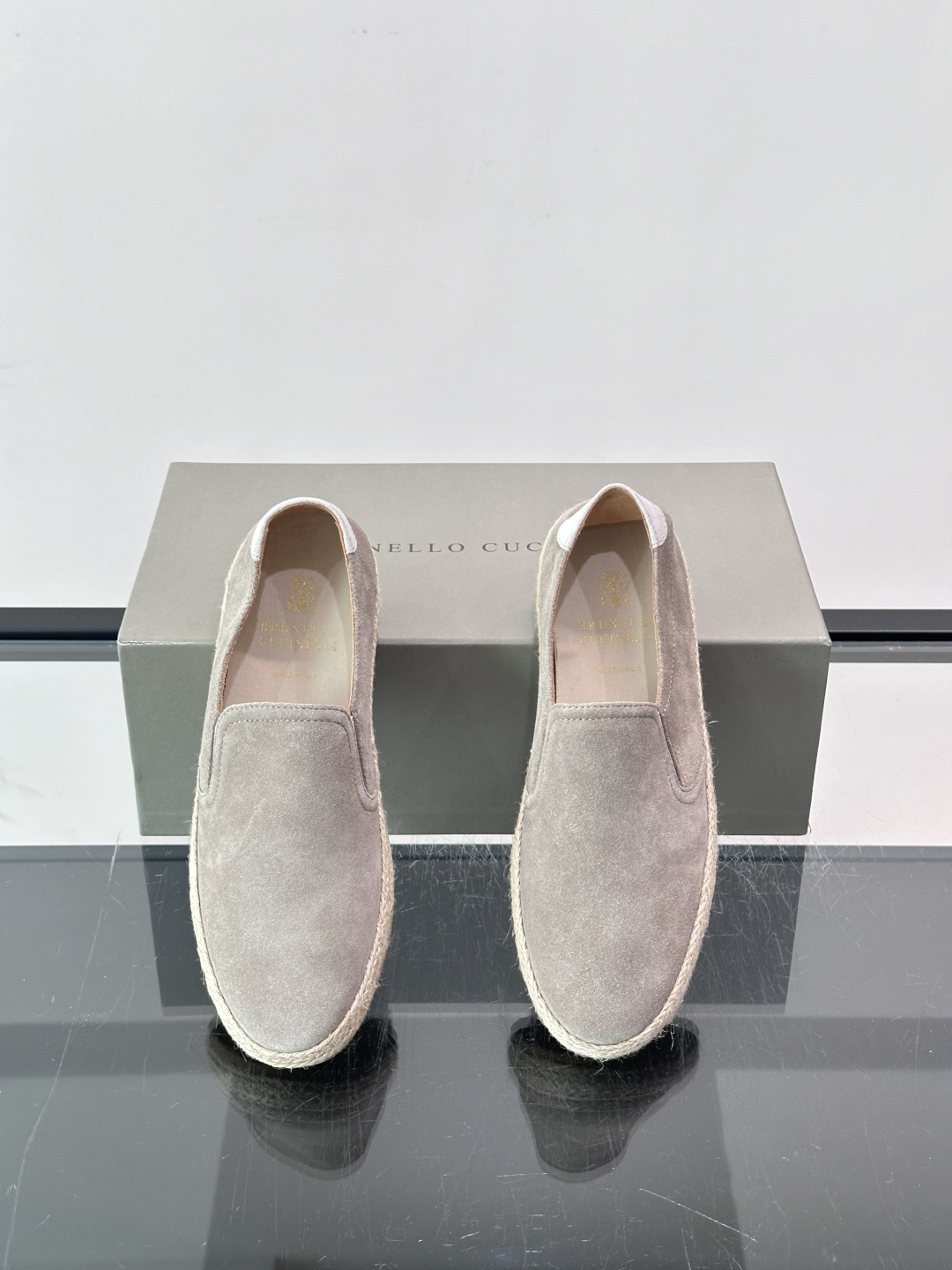 Brunello Cucinelli麂皮渔夫鞋EsPadrilles。翻毛皮鞋面搭配草编底,一脚蹬的穆勒鞋款式。鞋垫上有 Brunello Cucinelli麂皮渔夫鞋EsPadrilles。翻毛皮鞋面搭配草编底,一脚蹬的穆勒鞋款式。鞋垫上有