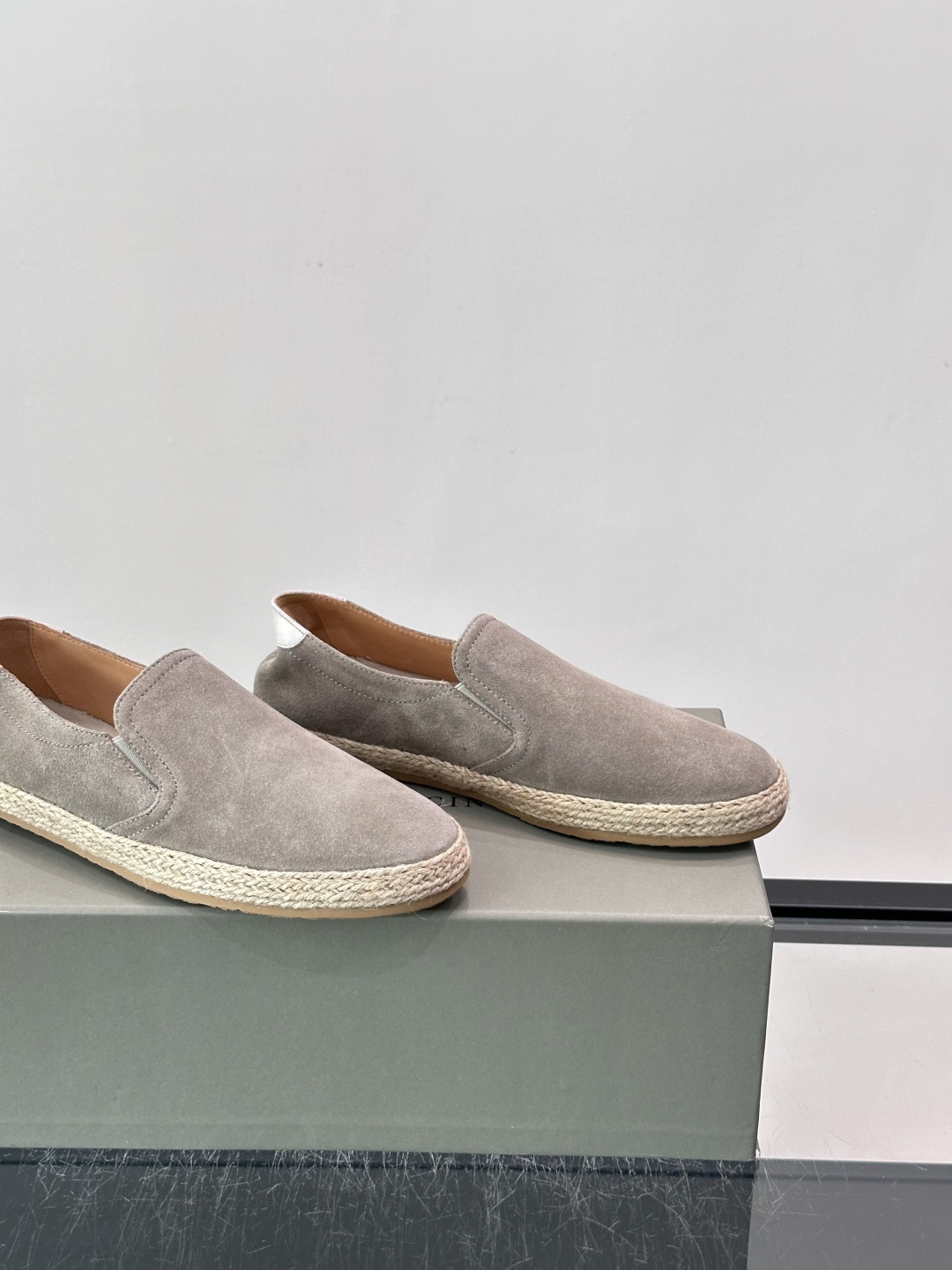Brunello Cucinelli麂皮渔夫鞋EsPadrilles。翻毛皮鞋面搭配草编底,一脚蹬的穆勒鞋款式。鞋垫上有 Brunello Cucinelli麂皮渔夫鞋EsPadrilles。翻毛皮鞋面搭配草编底,一脚蹬的穆勒鞋款式。鞋垫上有