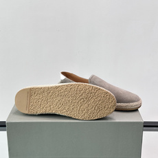 Brunello Cucinelli麂皮渔夫鞋EsPadrilles。翻毛皮鞋面搭配草编底,一脚蹬的穆勒鞋款式。鞋垫上有 Brunello Cucinelli麂皮渔夫鞋EsPadrilles。翻毛皮鞋面搭配草编底,一脚蹬的穆勒鞋款式。鞋垫上有