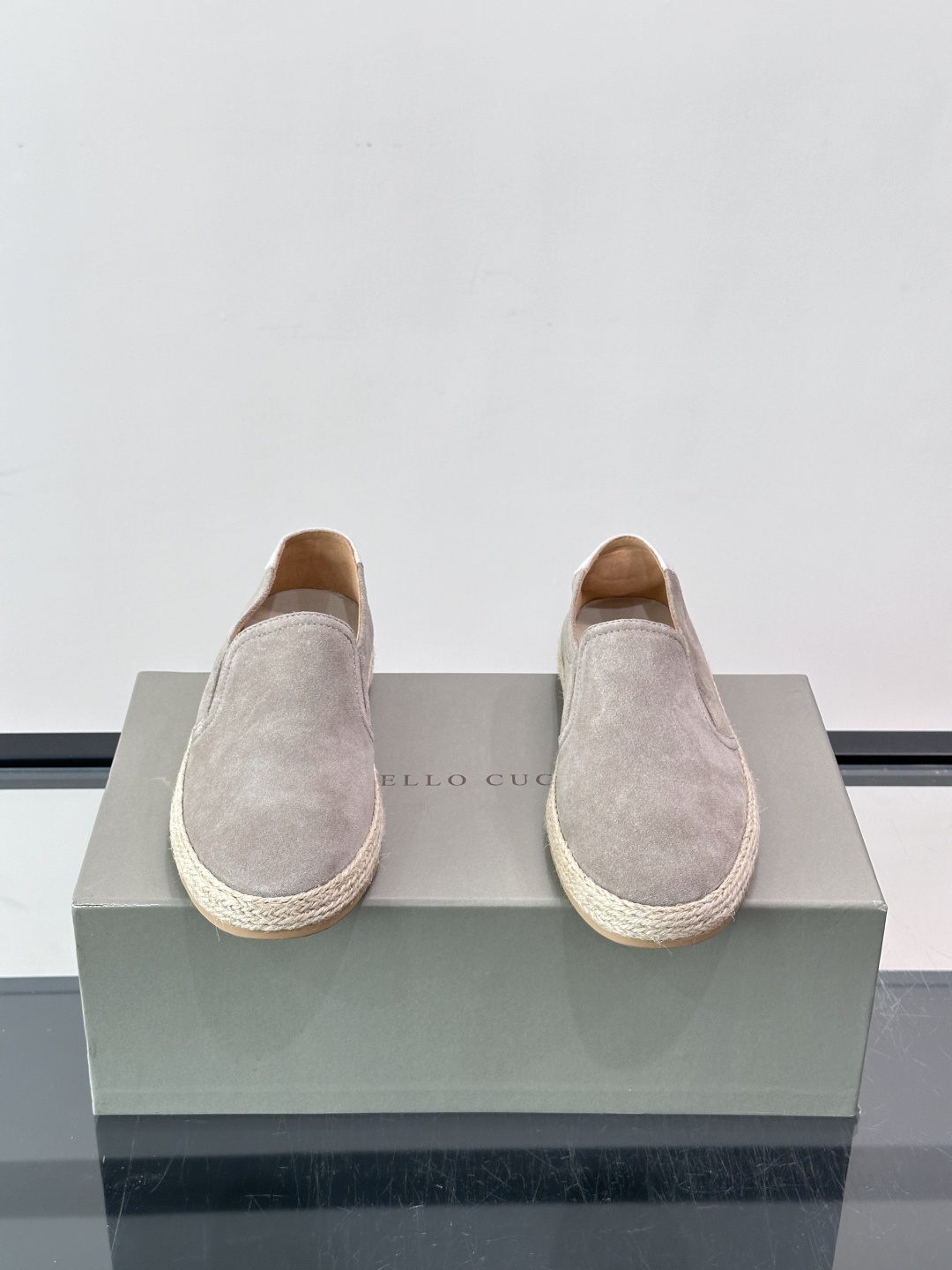 Brunello Cucinelli麂皮渔夫鞋EsPadrilles。翻毛皮鞋面搭配草编底,一脚蹬的穆勒鞋款式。鞋垫上有 Brunello Cucinelli麂皮渔夫鞋EsPadrilles。翻毛皮鞋面搭配草编底,一脚蹬的穆勒鞋款式。鞋垫上有