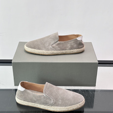 Brunello Cucinelli麂皮渔夫鞋EsPadrilles。翻毛皮鞋面搭配草编底,一脚蹬的穆勒鞋款式。鞋垫上有 Brunello Cucinelli麂皮渔夫鞋EsPadrilles。翻毛皮鞋面搭配草编底,一脚蹬的穆勒鞋款式。鞋垫上有