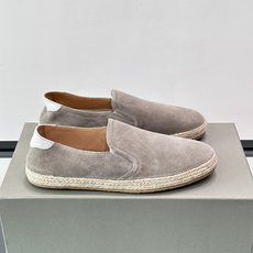Brunello Cucinelli麂皮渔夫鞋EsPadrilles。翻毛皮鞋面搭配草编底,一脚蹬的穆勒鞋款式。鞋垫上有 Brunello Cucinelli麂皮渔夫鞋EsPadrilles。翻毛皮鞋面搭配草编底,一脚蹬的穆勒鞋款式。鞋垫上有