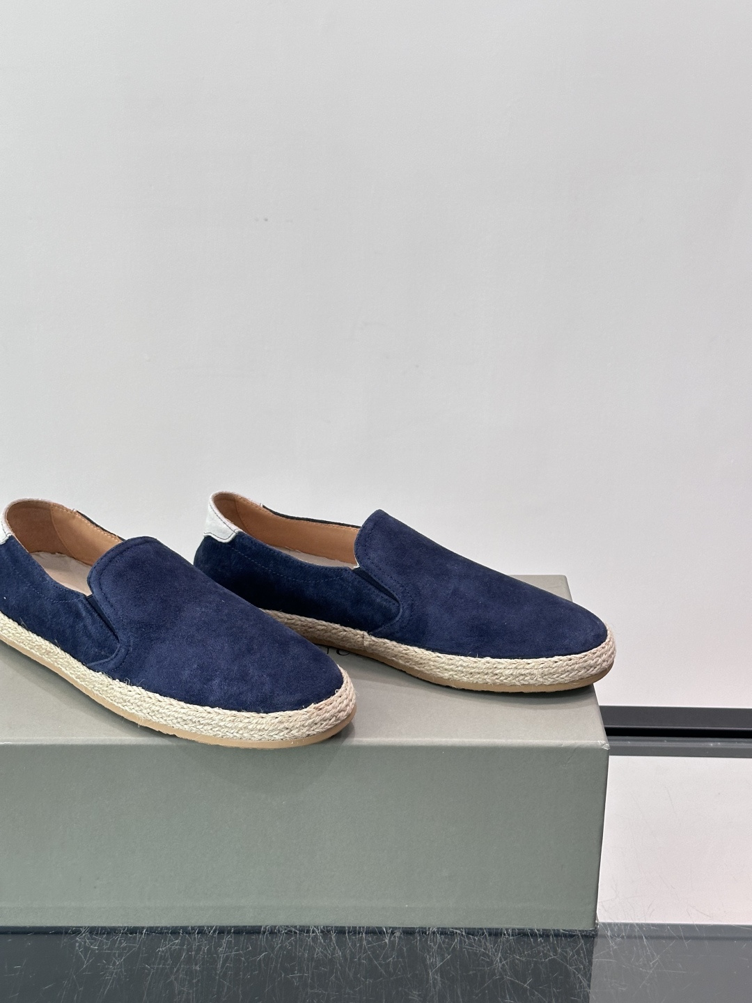 Brunello Cucinelli麂皮渔夫鞋EsPadrilles。翻毛皮鞋面搭配草编底，一脚蹬的穆勒鞋款式。鞋垫上有