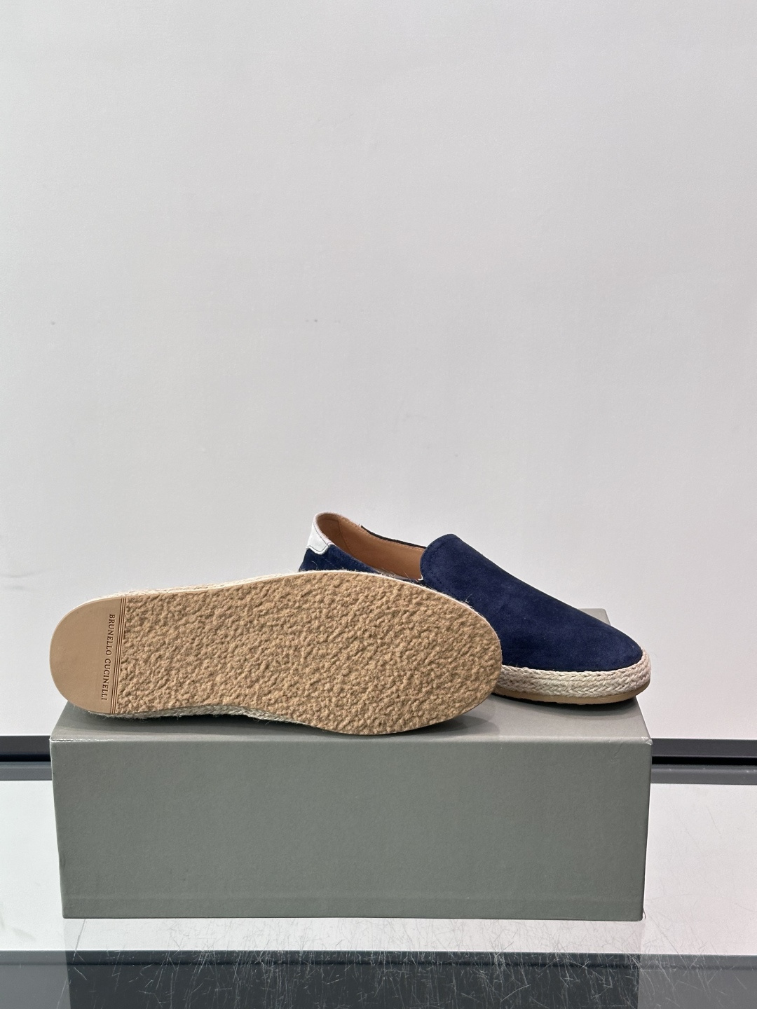Brunello Cucinelli麂皮渔夫鞋EsPadrilles。翻毛皮鞋面搭配草编底，一脚蹬的穆勒鞋款式。鞋垫上有