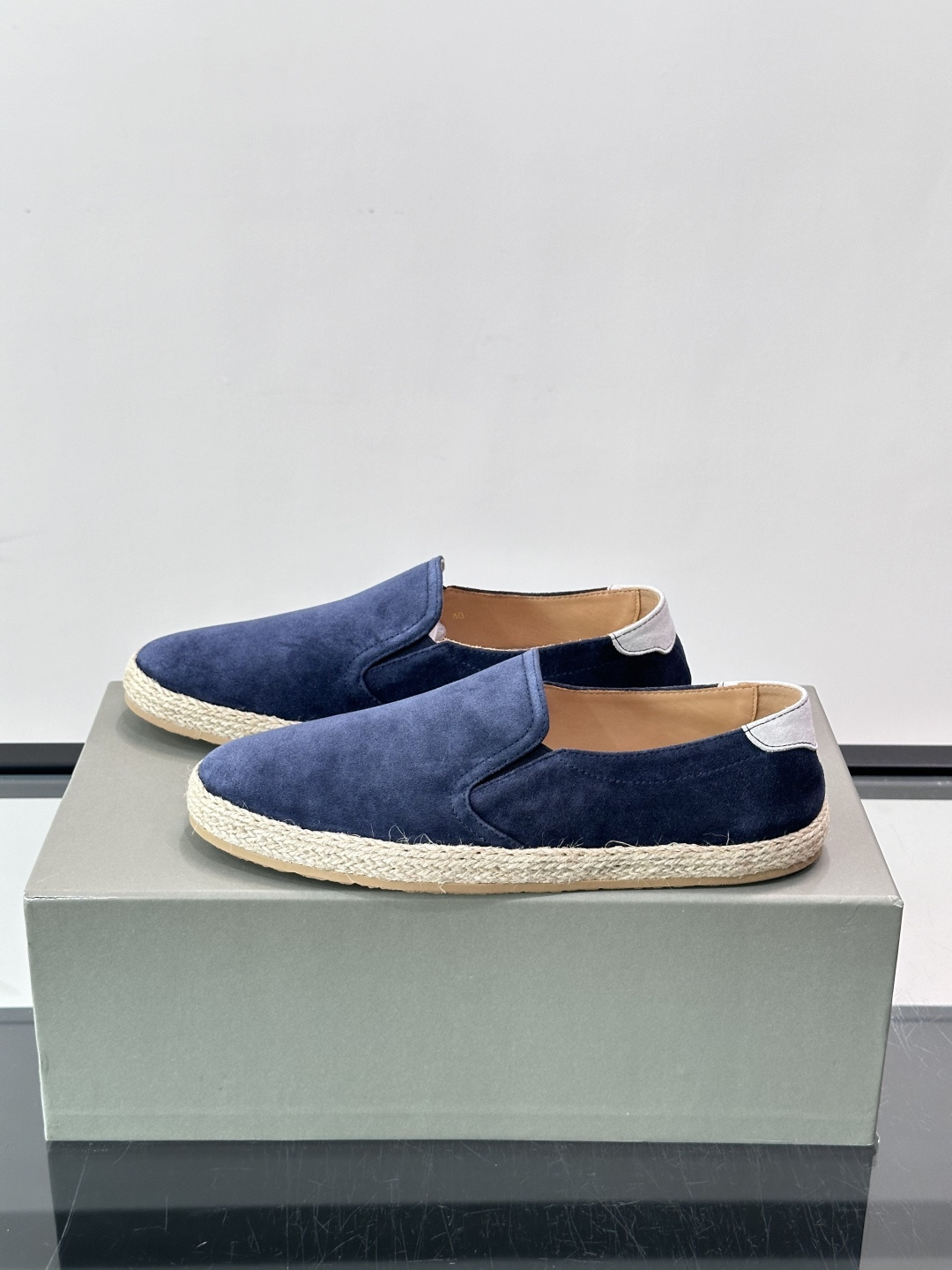Brunello Cucinelli麂皮渔夫鞋EsPadrilles。翻毛皮鞋面搭配草编底，一脚蹬的穆勒鞋款式。鞋垫上有