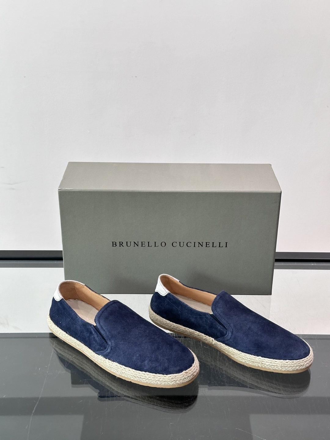 Brunello Cucinelli麂皮渔夫鞋EsPadrilles。翻毛皮鞋面搭配草编底，一脚蹬的穆勒鞋款式。鞋垫上有
