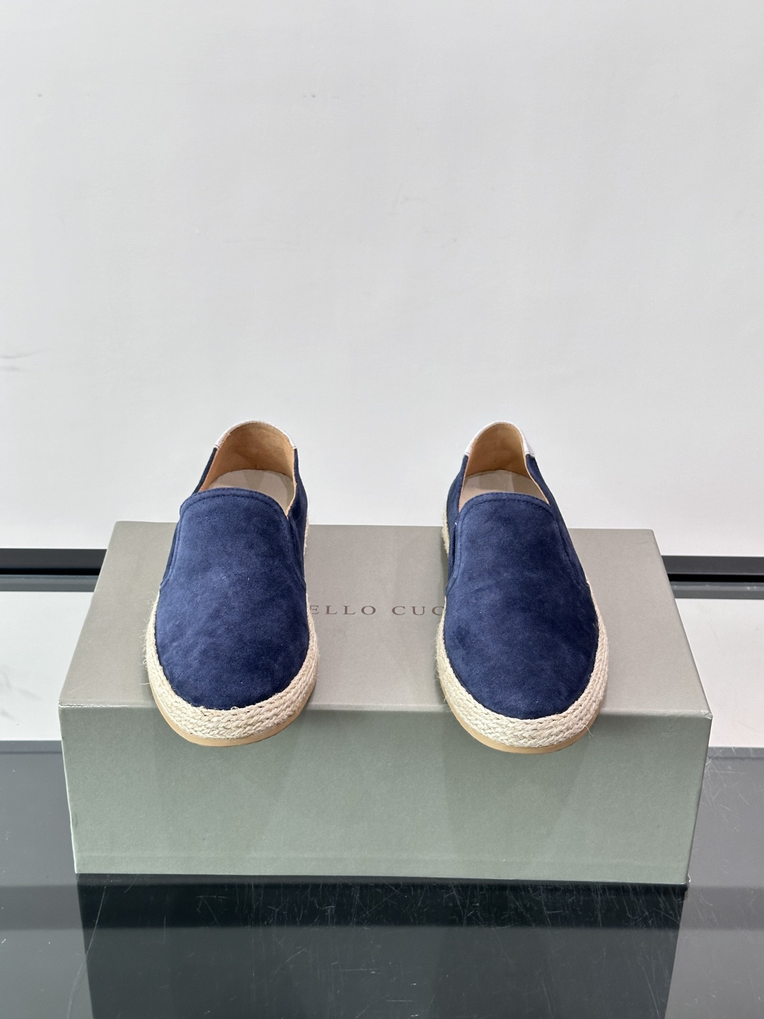 Brunello Cucinelli麂皮渔夫鞋EsPadrilles。翻毛皮鞋面搭配草编底，一脚蹬的穆勒鞋款式。鞋垫上有