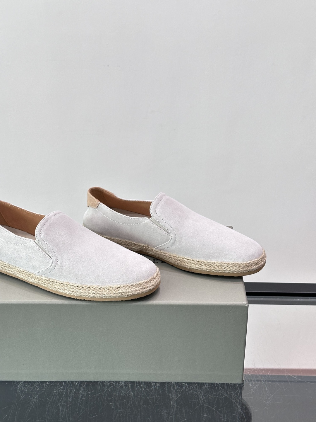 Brunello Cucinelli麂皮渔夫鞋EsPadrilles。翻毛皮鞋面搭配草编底,一脚蹬的穆勒鞋款式。鞋垫上有 Brunello Cucinelli麂皮渔夫鞋EsPadrilles。翻毛皮鞋面搭配草编底,一脚蹬的穆勒鞋款式。鞋垫上有
