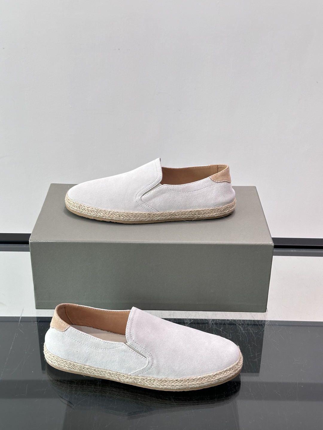 Brunello Cucinelli麂皮渔夫鞋EsPadrilles。翻毛皮鞋面搭配草编底,一脚蹬的穆勒鞋款式。鞋垫上有 Brunello Cucinelli麂皮渔夫鞋EsPadrilles。翻毛皮鞋面搭配草编底,一脚蹬的穆勒鞋款式。鞋垫上有