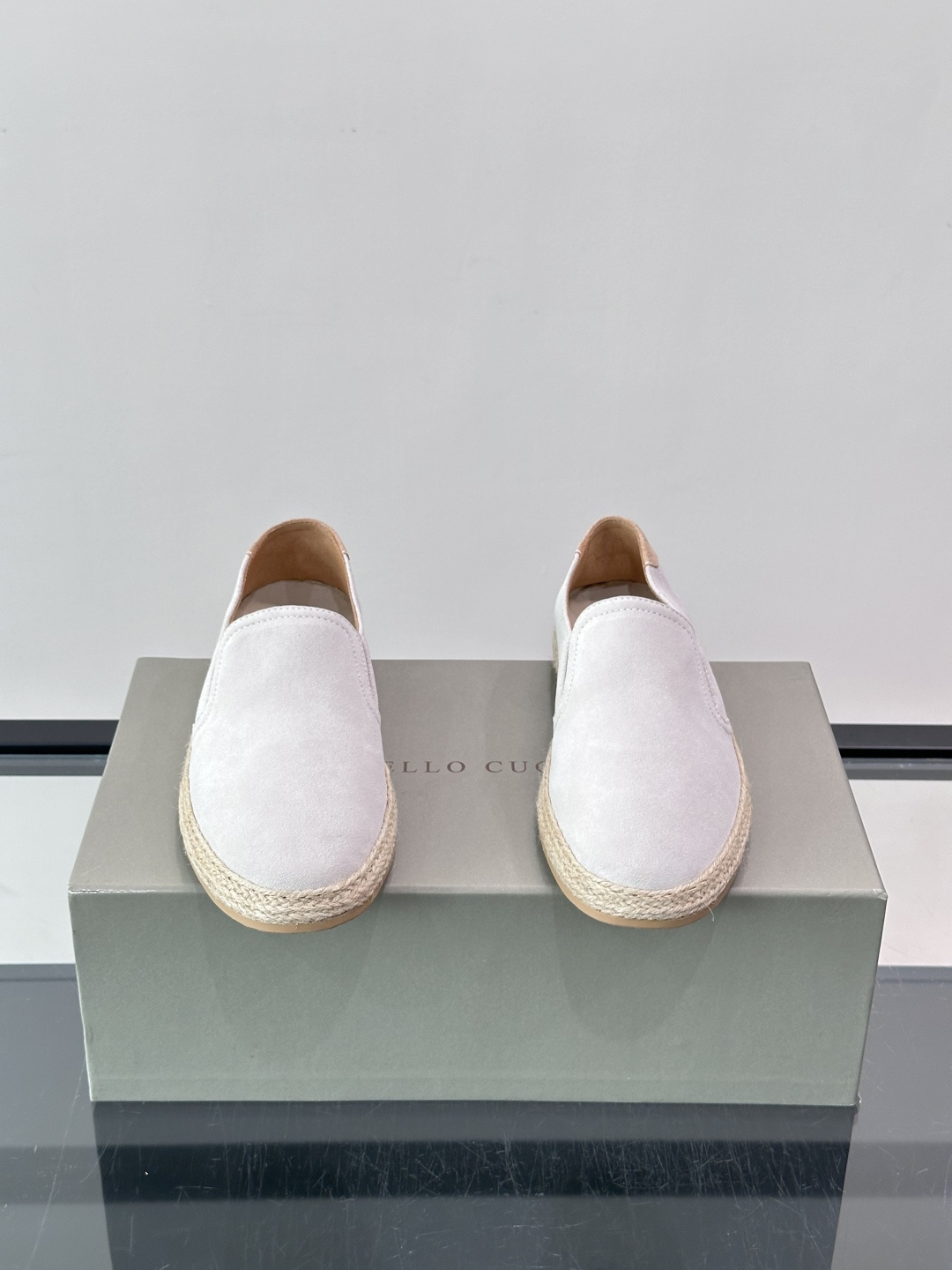 Brunello Cucinelli麂皮渔夫鞋EsPadrilles。翻毛皮鞋面搭配草编底,一脚蹬的穆勒鞋款式。鞋垫上有 Brunello Cucinelli麂皮渔夫鞋EsPadrilles。翻毛皮鞋面搭配草编底,一脚蹬的穆勒鞋款式。鞋垫上有
