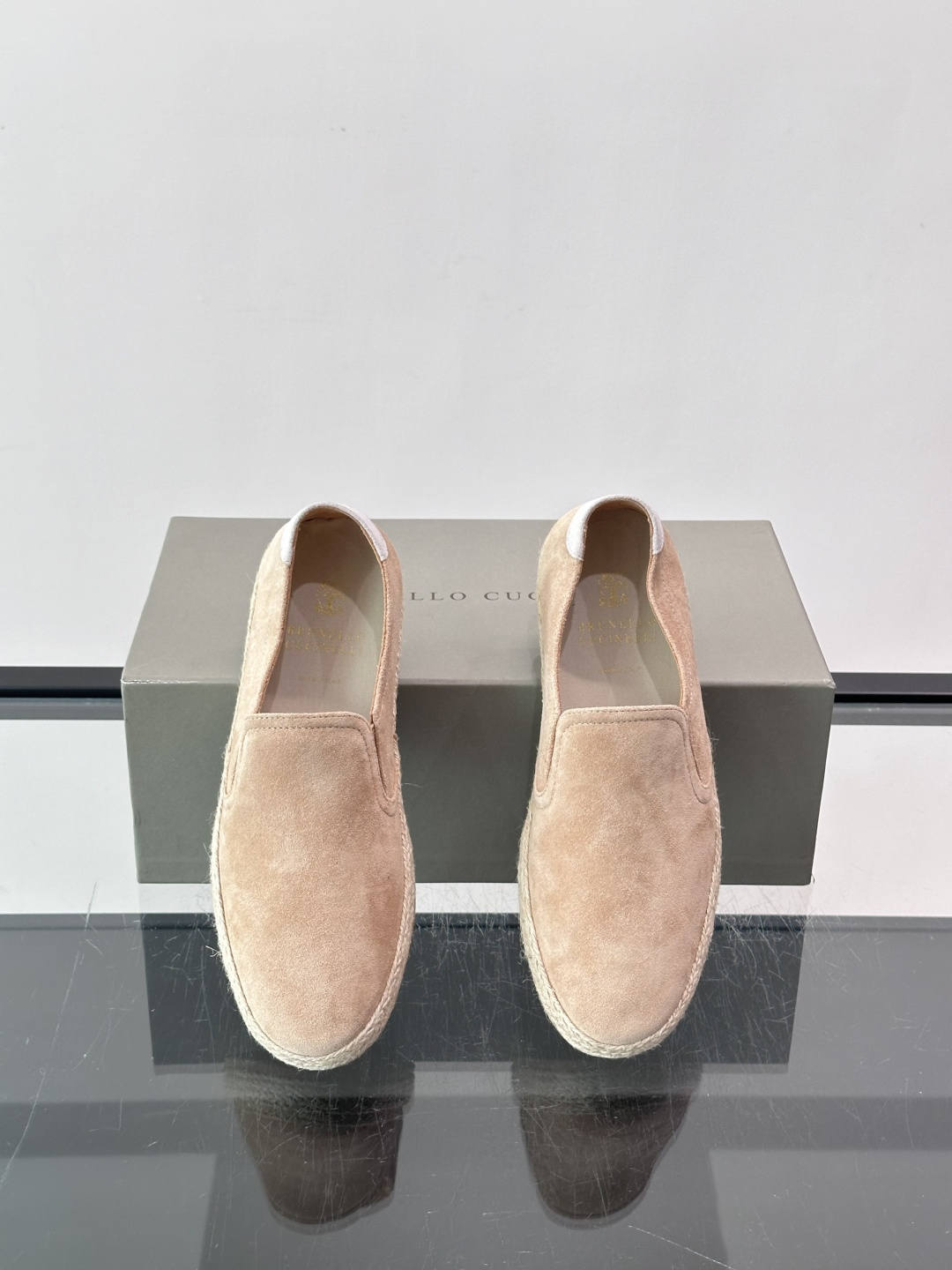 Brunello Cucinelli麂皮渔夫鞋EsPadrilles。翻毛皮鞋面搭配草编底,一脚蹬的穆勒鞋款式。鞋垫上有 Brunello Cucinelli麂皮渔夫鞋EsPadrilles。翻毛皮鞋面搭配草编底,一脚蹬的穆勒鞋款式。鞋垫上有