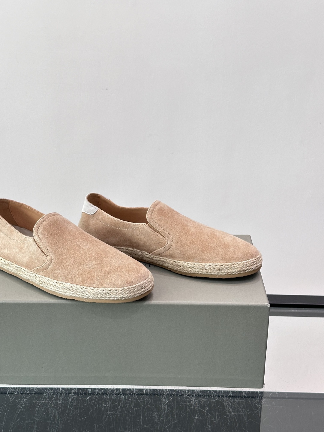 Brunello Cucinelli麂皮渔夫鞋EsPadrilles。翻毛皮鞋面搭配草编底,一脚蹬的穆勒鞋款式。鞋垫上有 Brunello Cucinelli麂皮渔夫鞋EsPadrilles。翻毛皮鞋面搭配草编底,一脚蹬的穆勒鞋款式。鞋垫上有