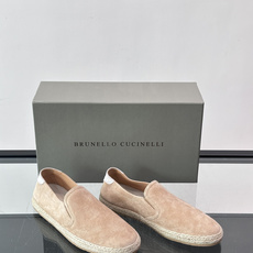 Brunello Cucinelli麂皮渔夫鞋EsPadrilles。翻毛皮鞋面搭配草编底,一脚蹬的穆勒鞋款式。鞋垫上有 Brunello Cucinelli麂皮渔夫鞋EsPadrilles。翻毛皮鞋面搭配草编底,一脚蹬的穆勒鞋款式。鞋垫上有