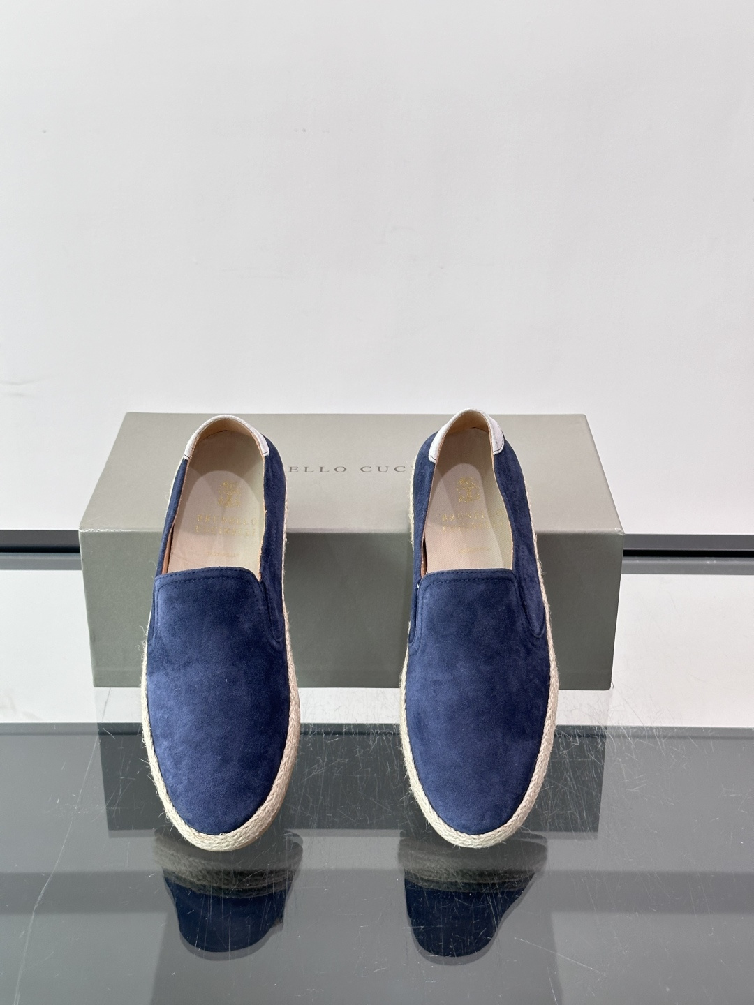 Brunello Cucinelli麂皮渔夫鞋EsPadrilles。翻毛皮鞋面搭配草编底，一脚蹬的穆勒鞋款式。鞋垫上有