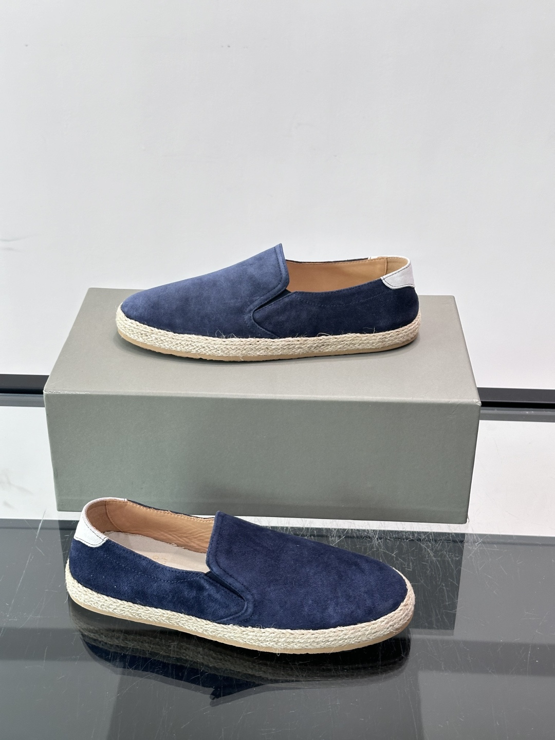 Brunello Cucinelli麂皮渔夫鞋EsPadrilles。翻毛皮鞋面搭配草编底，一脚蹬的穆勒鞋款式。鞋垫上有