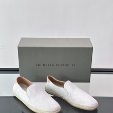 Brunello Cucinelli麂皮渔夫鞋EsPadrilles。翻毛皮鞋面搭配草编底,一脚蹬的穆勒鞋款式。鞋垫上有 Brunello Cucinelli麂皮渔夫鞋EsPadrilles。翻毛皮鞋面搭配草编底,一脚蹬的穆勒鞋款式。鞋垫上有
