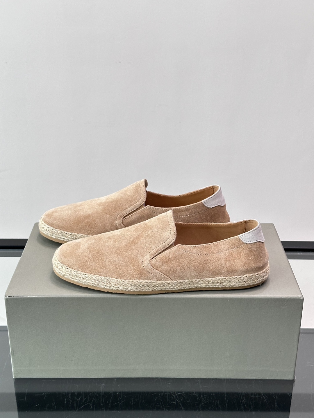 Brunello Cucinelli麂皮渔夫鞋EsPadrilles。翻毛皮鞋面搭配草编底,一脚蹬的穆勒鞋款式。鞋垫上有 Brunello Cucinelli麂皮渔夫鞋EsPadrilles。翻毛皮鞋面搭配草编底,一脚蹬的穆勒鞋款式。鞋垫上有