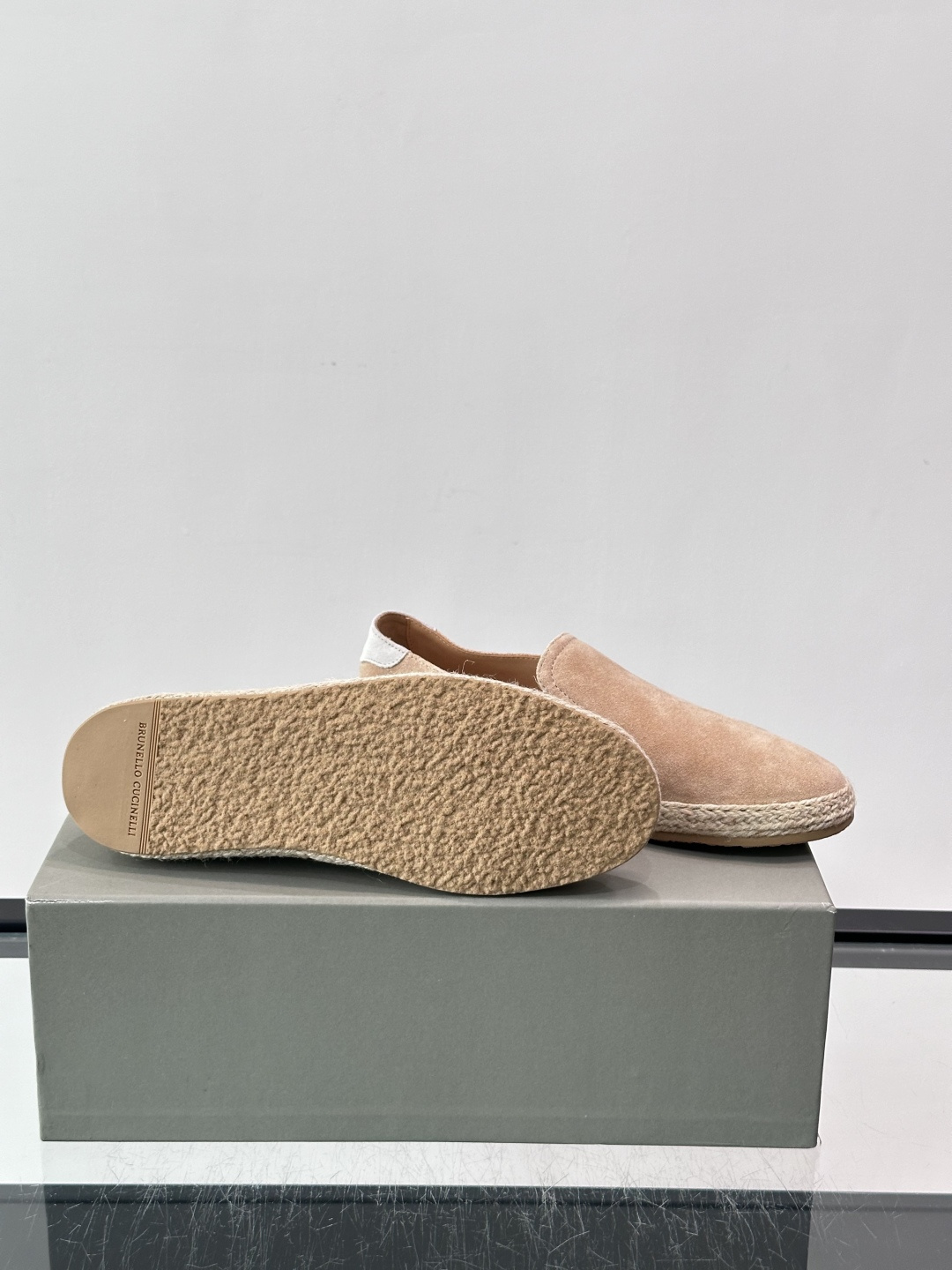 Brunello Cucinelli麂皮渔夫鞋EsPadrilles。翻毛皮鞋面搭配草编底,一脚蹬的穆勒鞋款式。鞋垫上有 Brunello Cucinelli麂皮渔夫鞋EsPadrilles。翻毛皮鞋面搭配草编底,一脚蹬的穆勒鞋款式。鞋垫上有