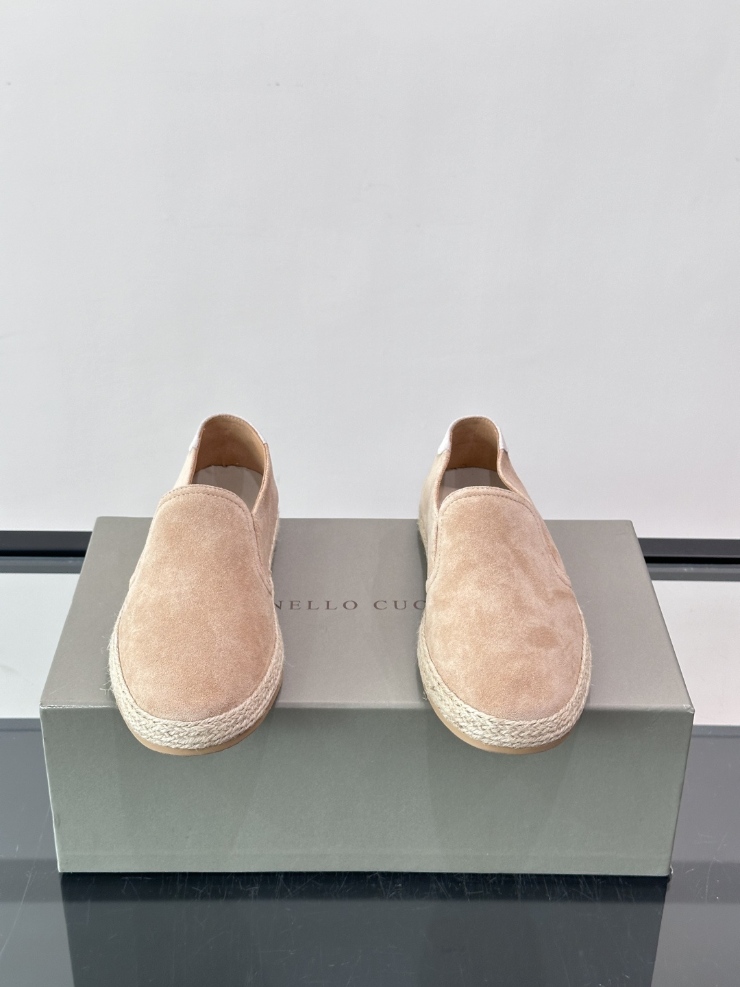 Brunello Cucinelli麂皮渔夫鞋EsPadrilles。翻毛皮鞋面搭配草编底,一脚蹬的穆勒鞋款式。鞋垫上有 Brunello Cucinelli麂皮渔夫鞋EsPadrilles。翻毛皮鞋面搭配草编底,一脚蹬的穆勒鞋款式。鞋垫上有