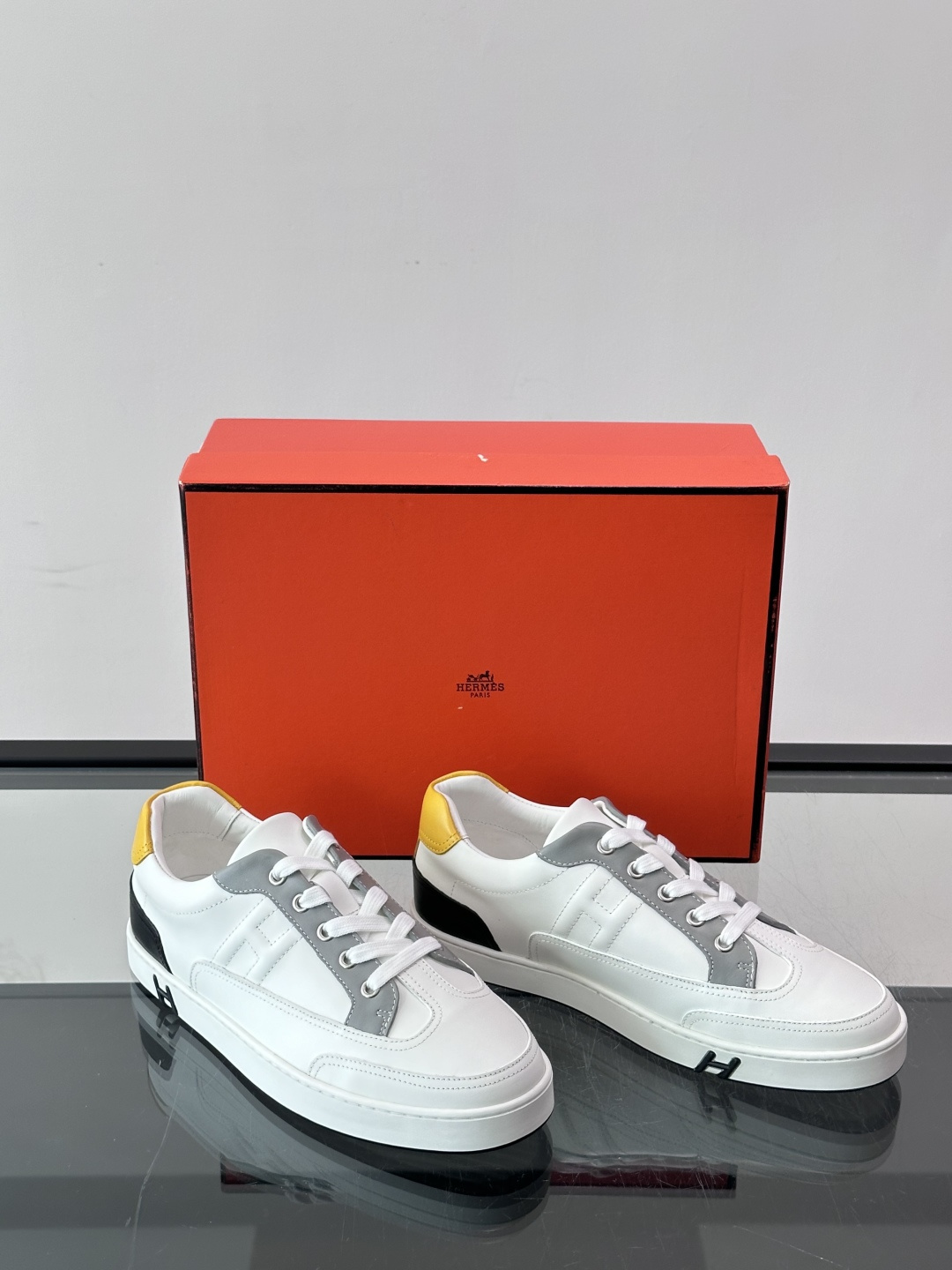 Hermès H08 拼色板鞋 皮革鞋面,拼色后跟提环和黑色底部点缀,鞋舌上有压印 H 标志,白色鞋带。H08 Hermès H08 拼色板鞋 皮革鞋面,拼色后跟提环和黑色底部点缀,鞋舌上有压印 H 标志,白色鞋带。H08