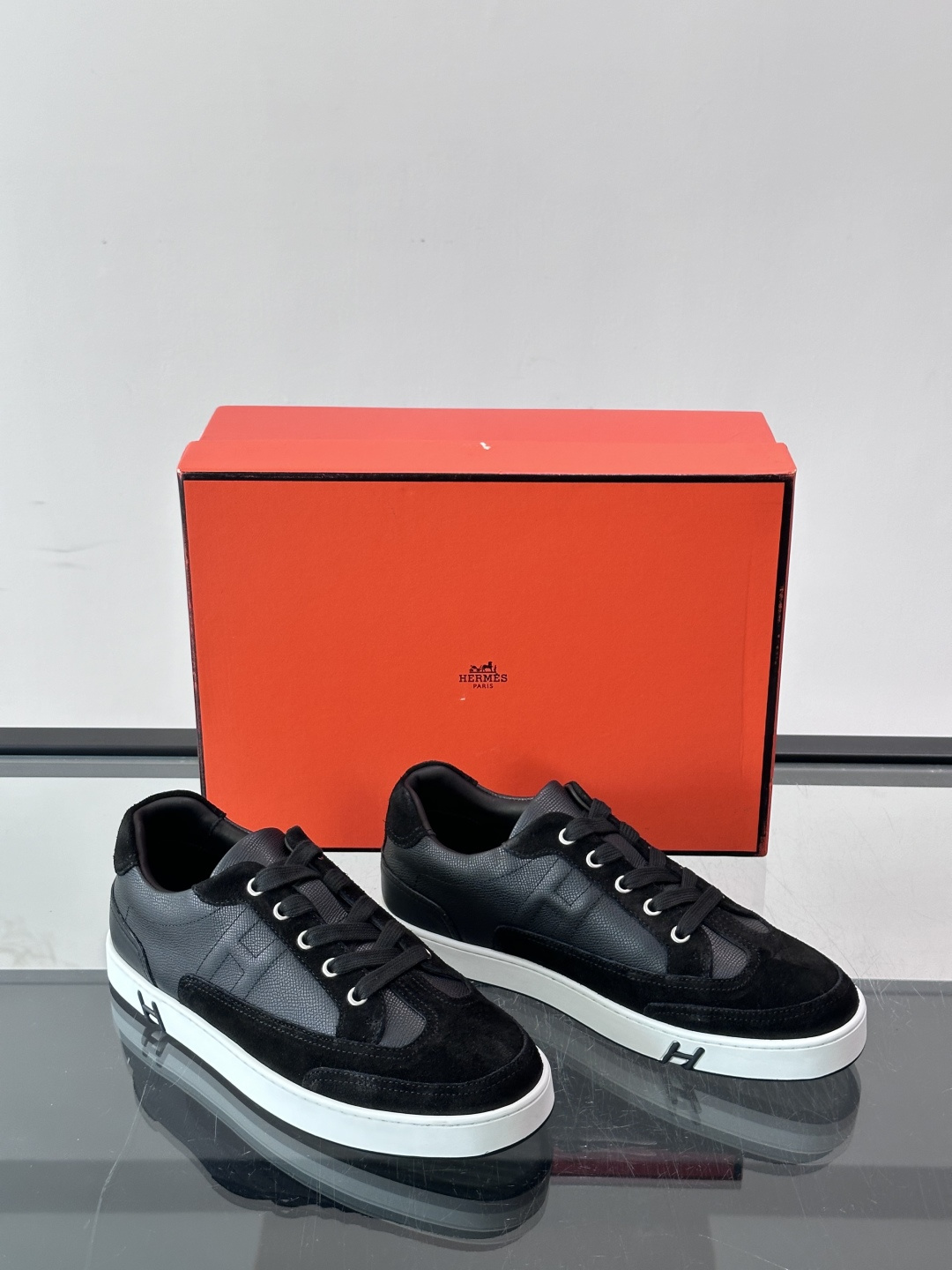 Hermès H08 拼色板鞋 皮革鞋面,拼色后跟提环和黑色底部点缀,鞋舌上有压印 H 标志,白色鞋带。H08 Hermès H08 拼色板鞋 皮革鞋面,拼色后跟提环和黑色底部点缀,鞋舌上有压印 H 标志,白色鞋带。H08