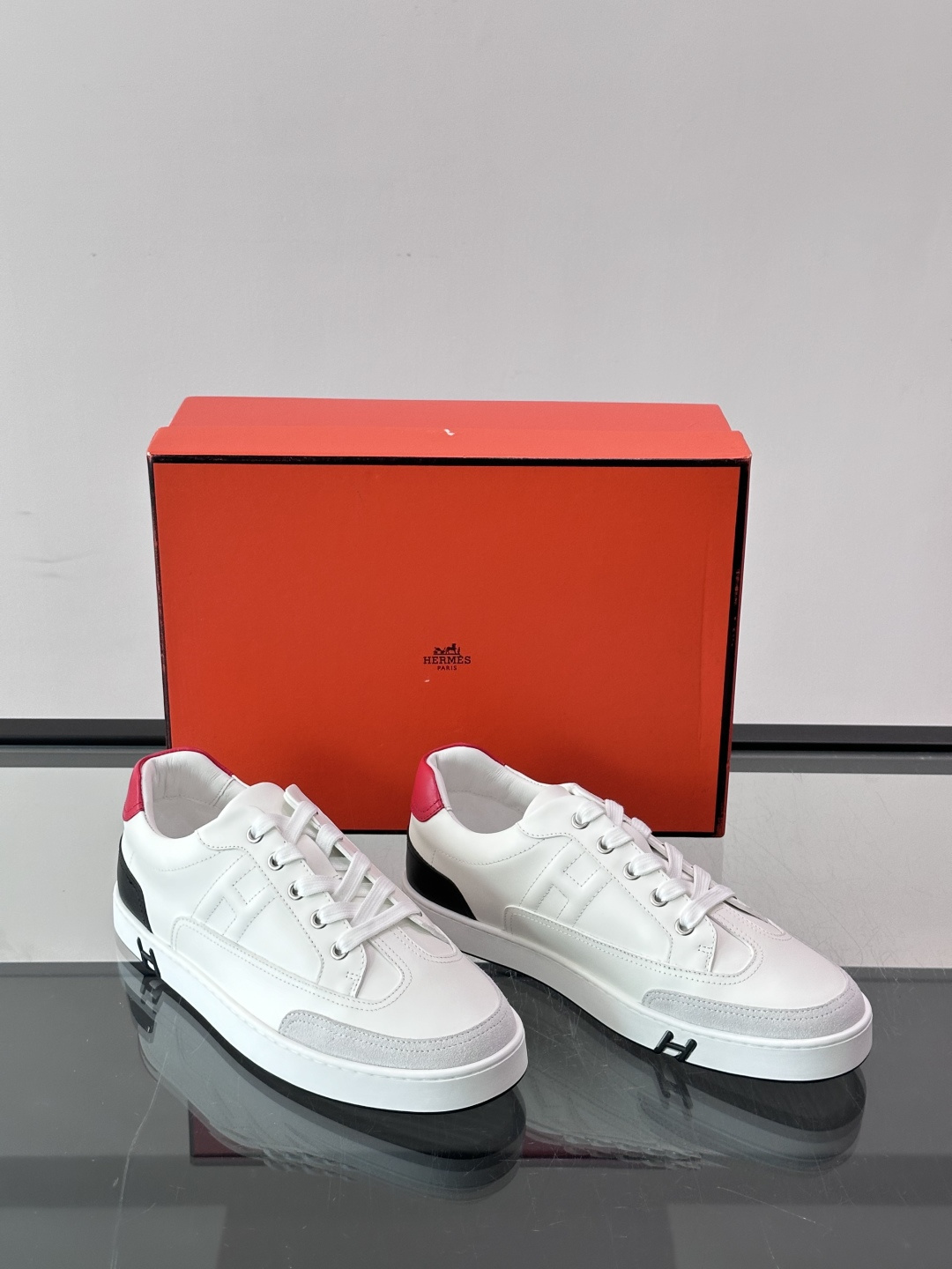 Hermès H08 拼色板鞋 皮革鞋面,拼色后跟提环和黑色底部点缀,鞋舌上有压印 H 标志,白色鞋带。H08 Hermès H08 拼色板鞋 皮革鞋面,拼色后跟提环和黑色底部点缀,鞋舌上有压印 H 标志,白色鞋带。H08