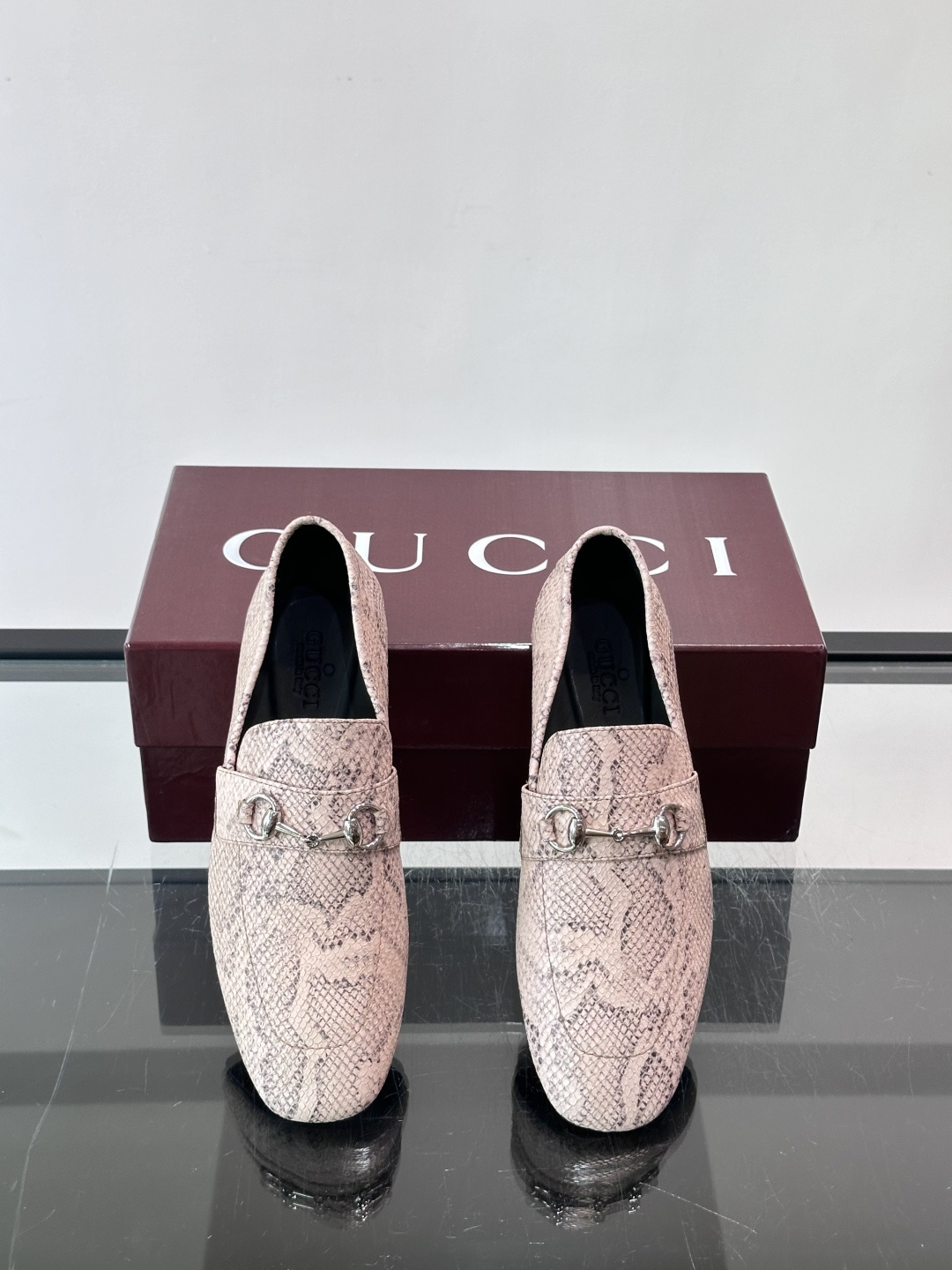 Gucci～经典老花皮鞋👞。原版印花牛皮打造，搭配牛皮内里，注塑成型特制牛皮垫，真皮大底，超精车线，尽显高档奢华，时尚必