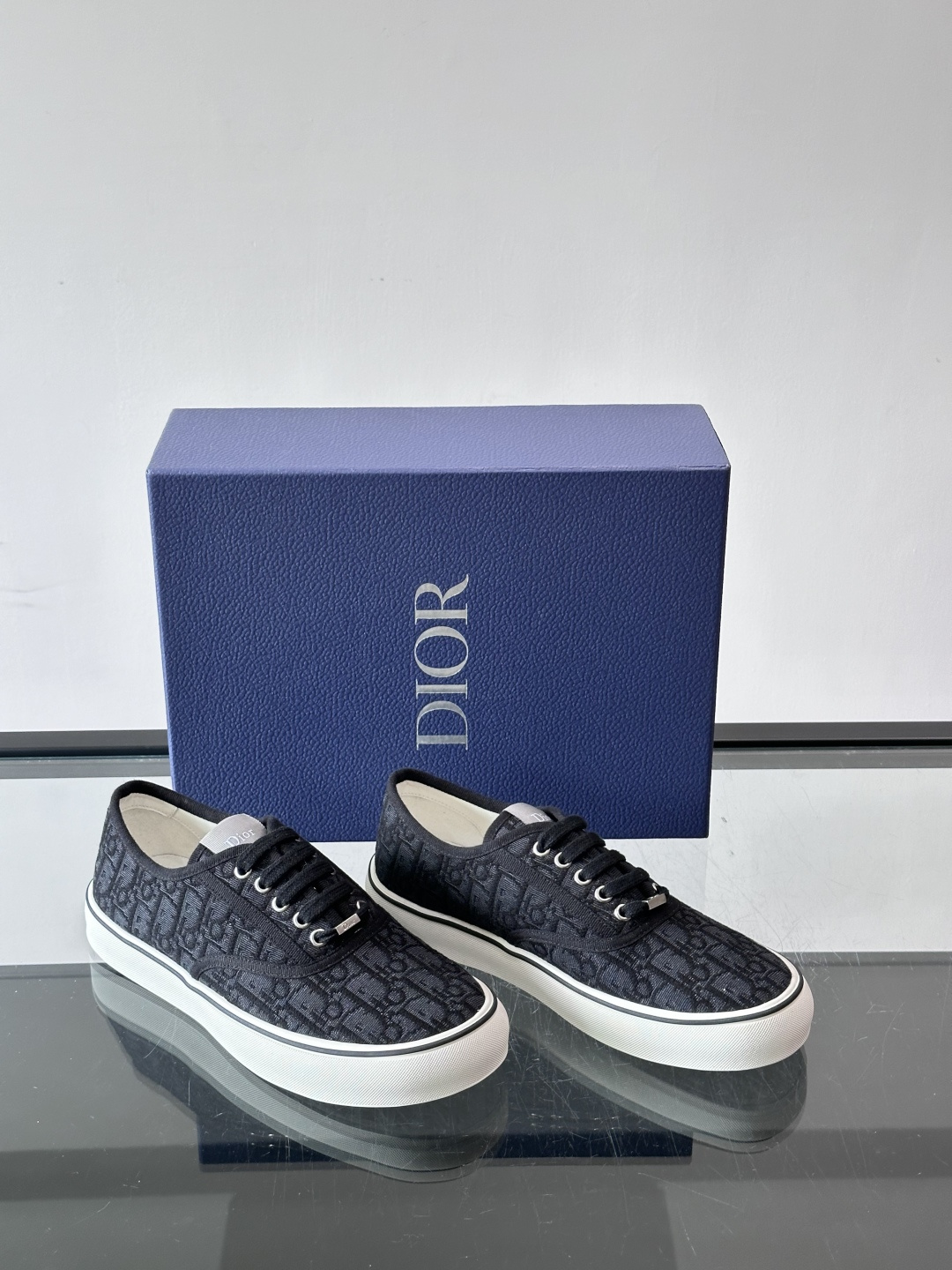 DIOR。Dioriviera Saltwind 运动鞋这款 Dior Saltwind 运动鞋来自 Diorivier