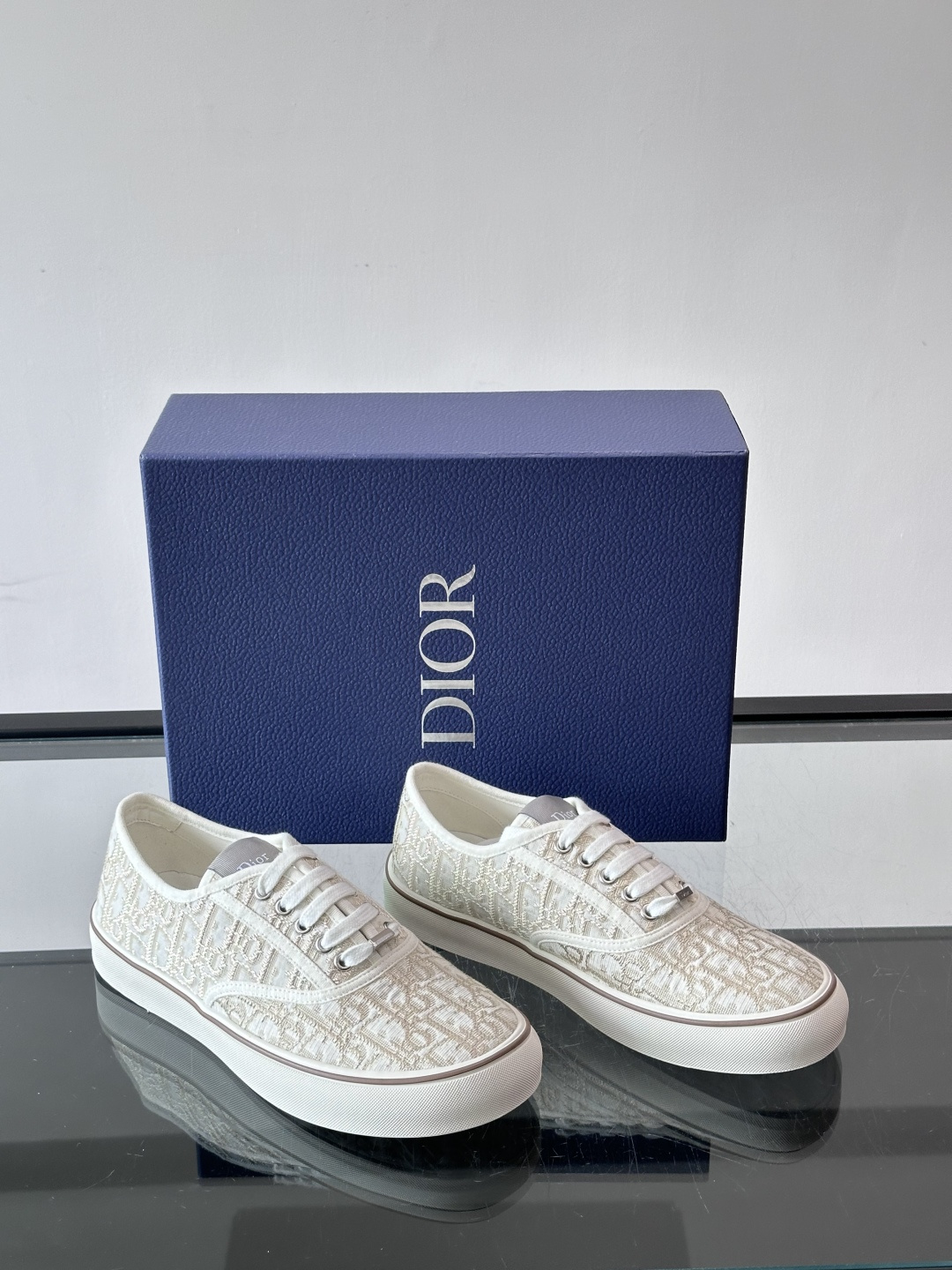 DIOR。Dioriviera Saltwind 运动鞋这款 Dior Saltwind 运动鞋来自 Diorivier DIOR。Dioriviera Saltwind 运动鞋这款 Dior Saltwind 运动鞋来自 Diorivier