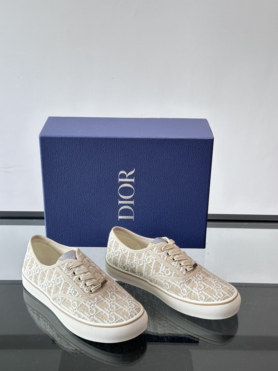 DIOR。Dioriviera Saltwind 运动鞋这款 Dior Saltwind 运动鞋来自 Diorivier DIOR。Dioriviera Saltwind 运动鞋这款 Dior Saltwind 运动鞋来自 Diorivier