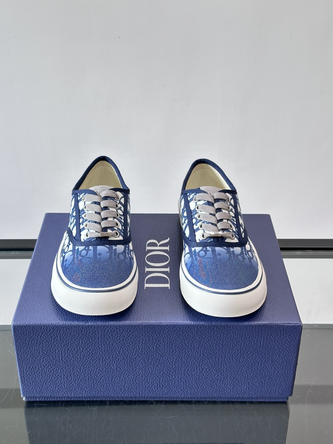 DIOR。Dioriviera Saltwind 运动鞋这款 Dior Saltwind 运动鞋来自 Diorivier DIOR。Dioriviera Saltwind 运动鞋这款 Dior Saltwind 运动鞋来自 Diorivier