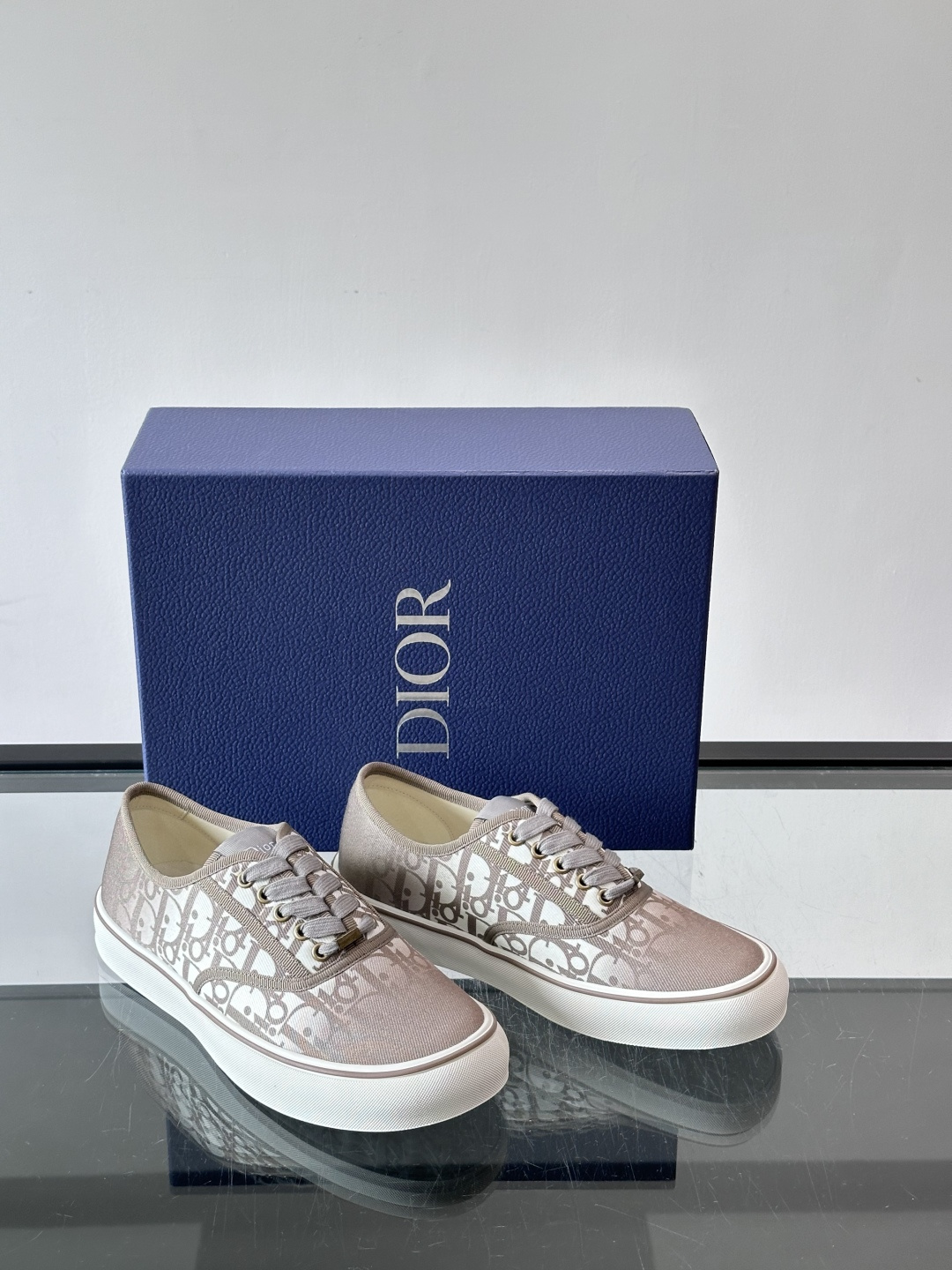DIOR。Dioriviera Saltwind 运动鞋这款 Dior Saltwind 运动鞋来自 Diorivier DIOR。Dioriviera Saltwind 运动鞋这款 Dior Saltwind 运动鞋来自 Diorivier
