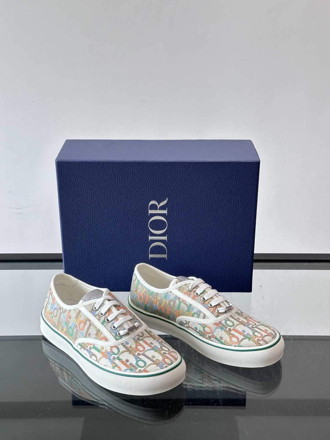 DIOR。Dioriviera Saltwind 运动鞋这款 Dior Saltwind 运动鞋来自 Diorivier