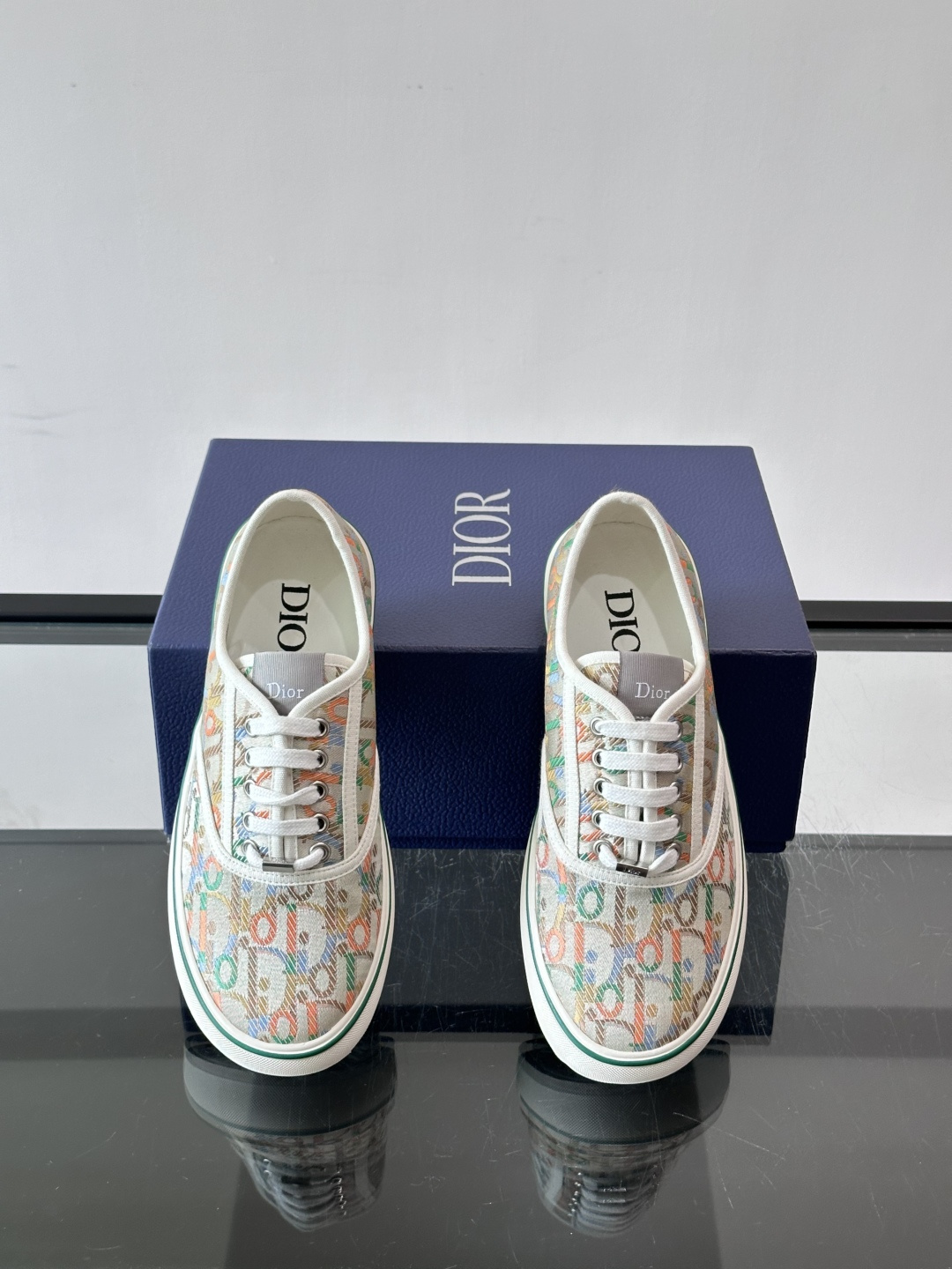 DIOR。Dioriviera Saltwind 运动鞋这款 Dior Saltwind 运动鞋来自 Diorivier