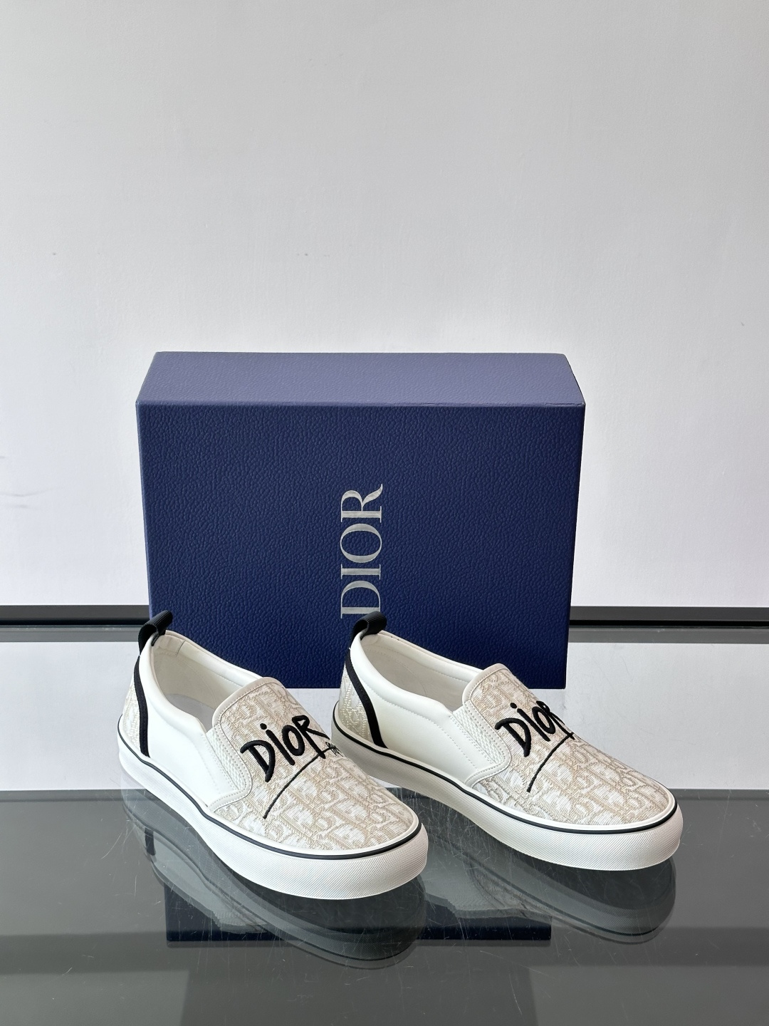 Dior Saltwind 男士休闲便鞋Oblique 印花面料这款乔纳森·安德森 (Jonathan Anderson