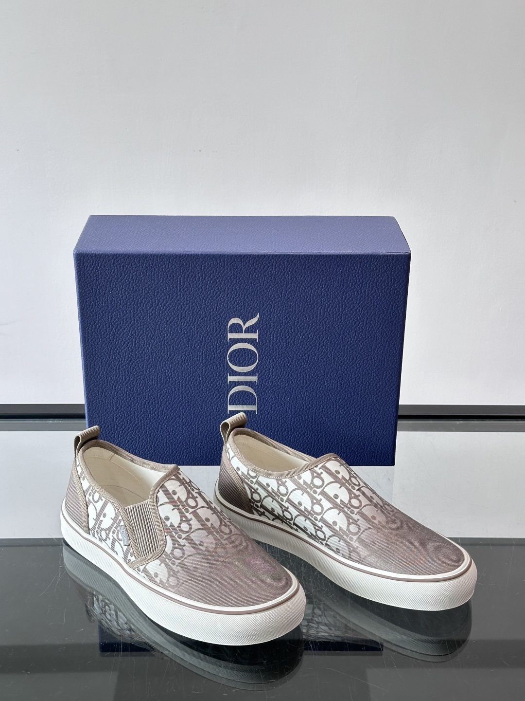 Dior Saltwind 男士休闲便鞋Oblique 印花面料这款乔纳森·安德森 (Jonathan Anderson Dior Saltwind 男士休闲便鞋Oblique 印花面料这款乔纳森·安德森 (Jonathan Anderson