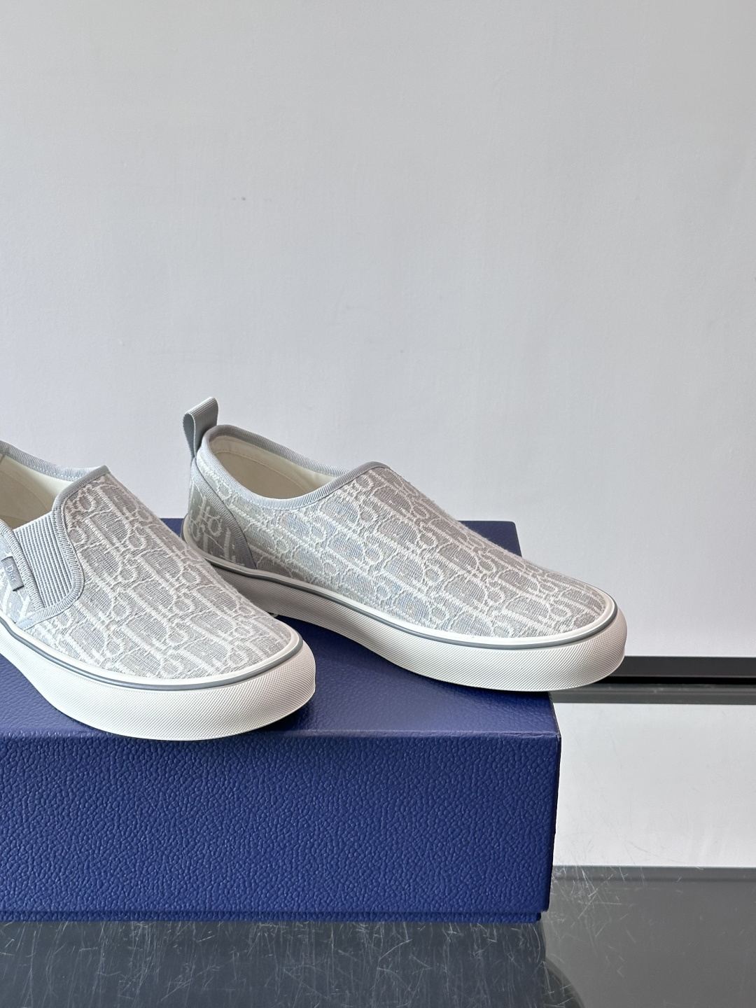 Dior Saltwind 男士休闲便鞋Oblique 印花面料这款乔纳森·安德森 (Jonathan Anderson Dior Saltwind 男士休闲便鞋Oblique 印花面料这款乔纳森·安德森 (Jonathan Anderson