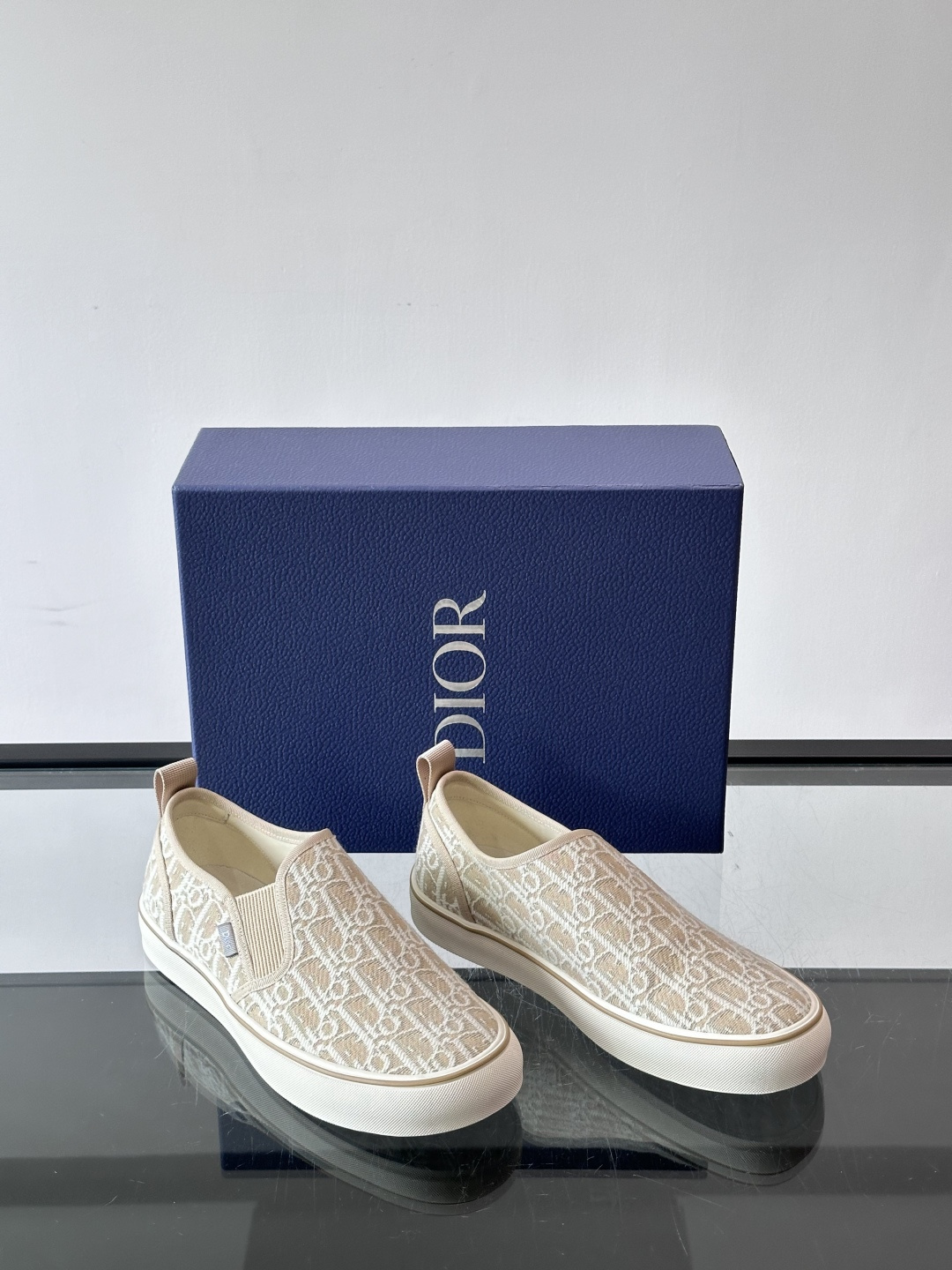 Dior Saltwind 男士休闲便鞋Oblique 印花面料这款乔纳森·安德森 (Jonathan Anderson Dior Saltwind 男士休闲便鞋Oblique 印花面料这款乔纳森·安德森 (Jonathan Anderson