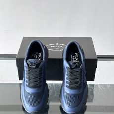 👟Prada男士休闲运动鞋,简约时尚,网布+皮革拼接,透气又有支撑力。橡胶鞋底防滑,日常穿搭或轻运动都OK!鞋侧低调Lo 👟Prada男士休闲运动鞋,简约时尚,网布+皮革拼接,透气又有支撑力。橡胶鞋底防滑,日常穿搭或轻运动都OK!鞋侧低调Lo