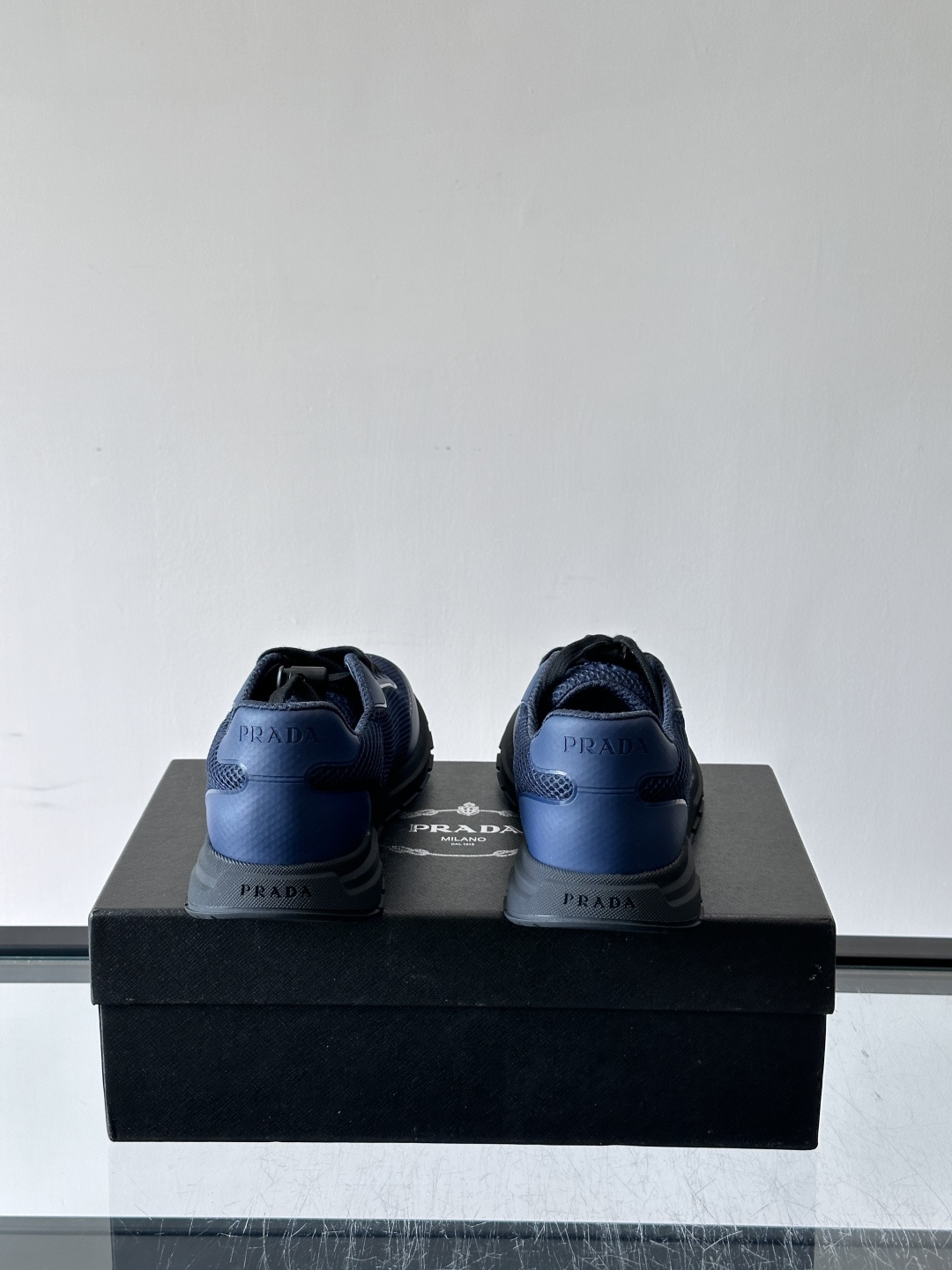 👟Prada男士休闲运动鞋,简约时尚,网布+皮革拼接,透气又有支撑力。橡胶鞋底防滑,日常穿搭或轻运动都OK!鞋侧低调Lo 👟Prada男士休闲运动鞋,简约时尚,网布+皮革拼接,透气又有支撑力。橡胶鞋底防滑,日常穿搭或轻运动都OK!鞋侧低调Lo