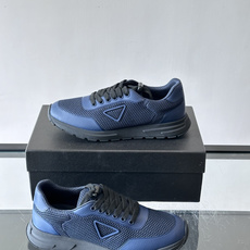 👟Prada男士休闲运动鞋,简约时尚,网布+皮革拼接,透气又有支撑力。橡胶鞋底防滑,日常穿搭或轻运动都OK!鞋侧低调Lo 👟Prada男士休闲运动鞋,简约时尚,网布+皮革拼接,透气又有支撑力。橡胶鞋底防滑,日常穿搭或轻运动都OK!鞋侧低调Lo