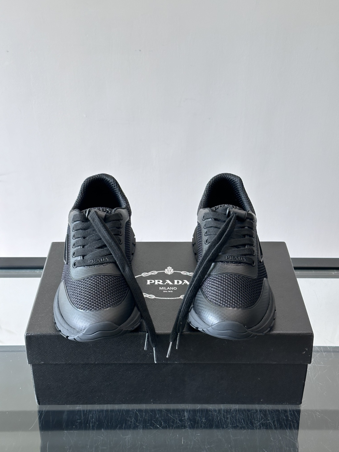 👟Prada男士休闲运动鞋,简约时尚,网布+皮革拼接,透气又有支撑力。橡胶鞋底防滑,日常穿搭或轻运动都OK!鞋侧低调Lo 👟Prada男士休闲运动鞋,简约时尚,网布+皮革拼接,透气又有支撑力。橡胶鞋底防滑,日常穿搭或轻运动都OK!鞋侧低调Lo