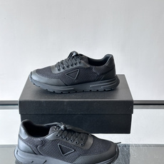 👟Prada男士休闲运动鞋,简约时尚,网布+皮革拼接,透气又有支撑力。橡胶鞋底防滑,日常穿搭或轻运动都OK!鞋侧低调Lo 👟Prada男士休闲运动鞋,简约时尚,网布+皮革拼接,透气又有支撑力。橡胶鞋底防滑,日常穿搭或轻运动都OK!鞋侧低调Lo