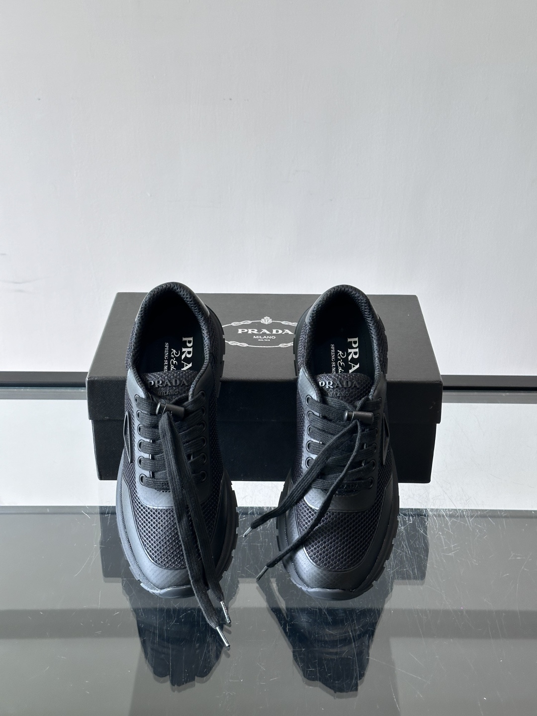 👟Prada男士休闲运动鞋,简约时尚,网布+皮革拼接,透气又有支撑力。橡胶鞋底防滑,日常穿搭或轻运动都OK!鞋侧低调Lo 👟Prada男士休闲运动鞋,简约时尚,网布+皮革拼接,透气又有支撑力。橡胶鞋底防滑,日常穿搭或轻运动都OK!鞋侧低调Lo