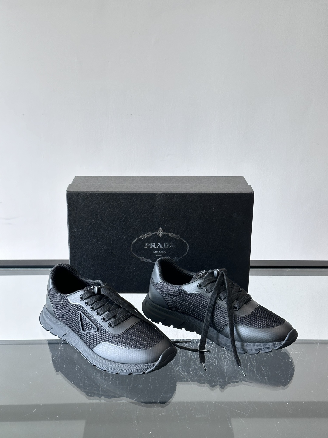 👟Prada男士休闲运动鞋,简约时尚,网布+皮革拼接,透气又有支撑力。橡胶鞋底防滑,日常穿搭或轻运动都OK!鞋侧低调Lo 👟Prada男士休闲运动鞋,简约时尚,网布+皮革拼接,透气又有支撑力。橡胶鞋底防滑,日常穿搭或轻运动都OK!鞋侧低调Lo