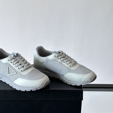 👟Prada男士休闲运动鞋,简约时尚,网布+皮革拼接,透气又有支撑力。橡胶鞋底防滑,日常穿搭或轻运动都OK!鞋侧低调Lo 👟Prada男士休闲运动鞋,简约时尚,网布+皮革拼接,透气又有支撑力。橡胶鞋底防滑,日常穿搭或轻运动都OK!鞋侧低调Lo