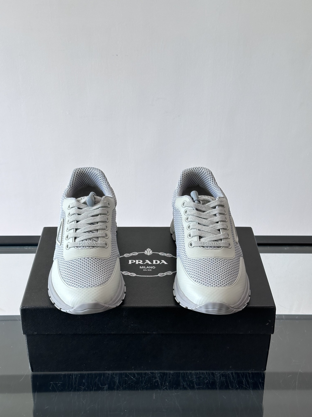 👟Prada男士休闲运动鞋,简约时尚,网布+皮革拼接,透气又有支撑力。橡胶鞋底防滑,日常穿搭或轻运动都OK!鞋侧低调Lo 👟Prada男士休闲运动鞋,简约时尚,网布+皮革拼接,透气又有支撑力。橡胶鞋底防滑,日常穿搭或轻运动都OK!鞋侧低调Lo