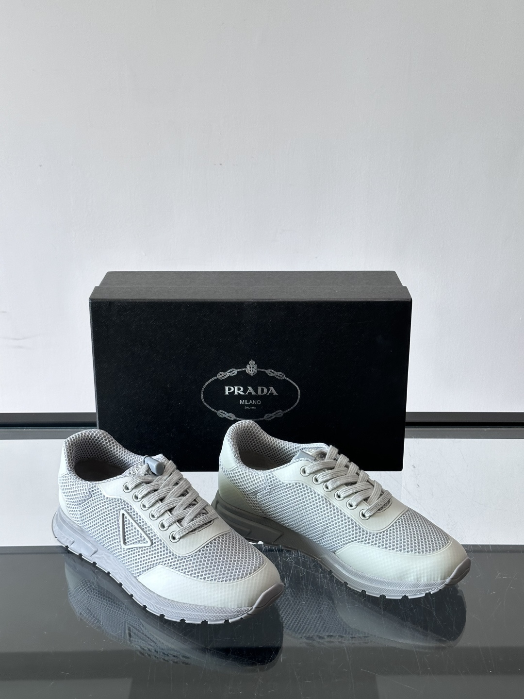 👟Prada男士休闲运动鞋,简约时尚,网布+皮革拼接,透气又有支撑力。橡胶鞋底防滑,日常穿搭或轻运动都OK!鞋侧低调Lo 👟Prada男士休闲运动鞋,简约时尚,网布+皮革拼接,透气又有支撑力。橡胶鞋底防滑,日常穿搭或轻运动都OK!鞋侧低调Lo